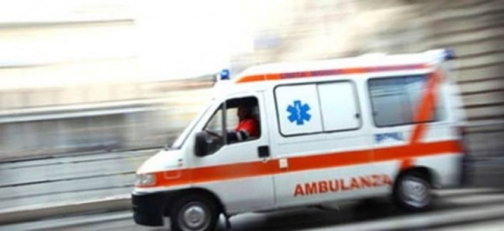 Auto contro moto in piazza Dante